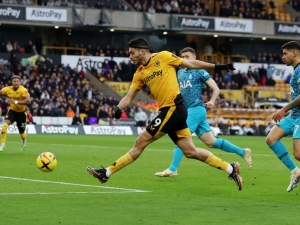 Ra&uacute;l Jim&eacute;nez propici&oacute; la victoria del Wolverhampton, en el futbol ingl&eacute;s