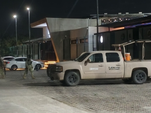 Un muerto y dos heridos deja ataque a balazos en cancha de p&aacute;del en el fraccionamiento Isla Musala