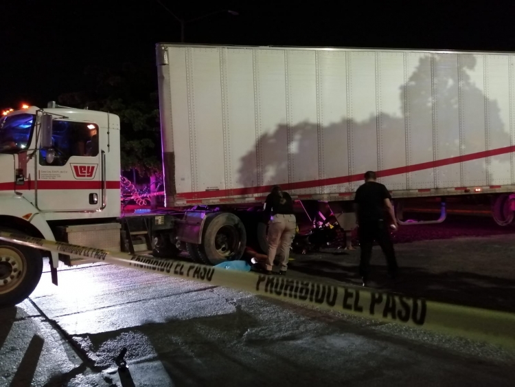 Joven motociclista muere aplastado por un tráiler, en Culiacán
