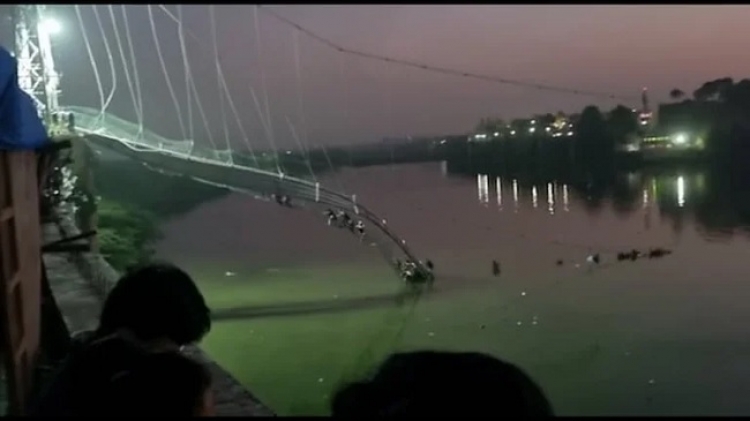 El puente colgante 'Morbi' se derrumba en India y decenas de personas caen al mar; hay m&aacute;s de 50 muertos