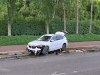 Una familia en una camioneta resulta con golpes leves tras impactarse contra unos postes de contención de la ciclovía del Jardín Botánico, en Culiacán