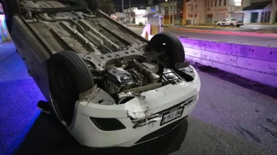 Volcadura sin personas heridas en el sector Del Valle