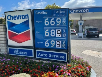 Biden eval&uacute;a levantar temporalmente impuesto a gasolina en EU