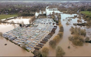 Inundaciones en Inglaterra obligan a evacuar cientos de hogares y a cancelar trenes