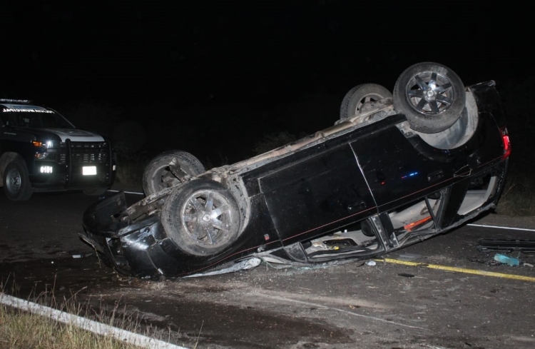Una mujer falleció y dos más resultaron heridas en un accidente tipo volcadura en la carretera México 15