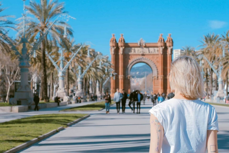 España busca a siete turistas con covid que escaparon de la cuarentena