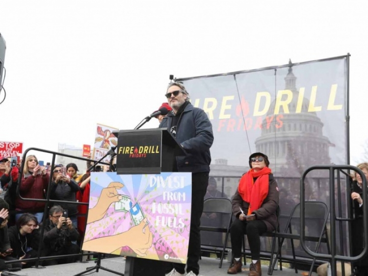 Joaquin Phoenix es arrestado durante una protesta afuera del Capitolio