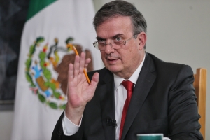 En EU, nominan a Ebrard como persona del a&ntilde;o por demanda contra fabricantes y distribuidores de armas