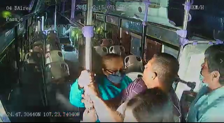 Videos evidencian la falta de valor civil de pasajeros que ven acuchillar a mujer en camión