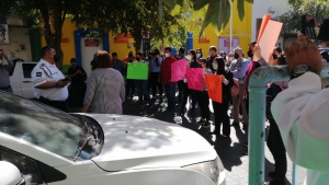 Padres de familia ven peligro de derrumbe en aulas del k&iacute;nder Baltazar Izaguirre Rojo