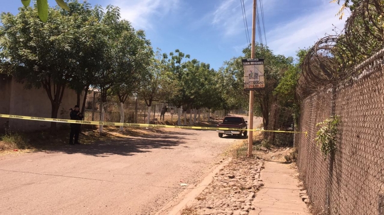 Asesinan a dos hombres y los abandonan en la caja de una camioneta, en Culiac&aacute;n