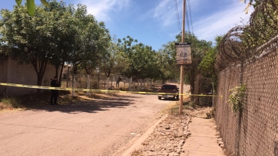 Asesinan a dos hombres y los abandonan en la caja de una camioneta, en Culiacán