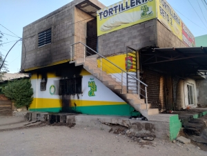 Incendian civiles armados una tortillería y tienda de abarrotes en la colonia CNOP