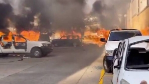 Normalistas de Ayotzinapa arrojan petardos e incendian autos en Palacio Municipal en Chilpancingo, Guerrero