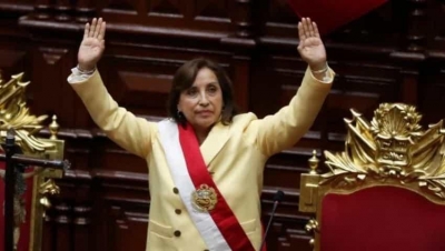 Crisis en Perú: Dina Boluarte rinde protesta como la nueva presidenta del país, en sustitución de Pedro Castillo