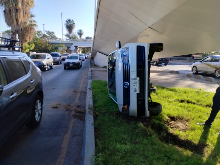 Se vuelca automóvil debajo del puente blanco, a un lado del Parque Acuático, en Culiacán