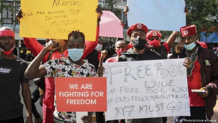 Mueren 37 personas en Uganda durante protestas por arresto de candidato