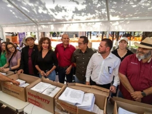 En Chihuahua: Diputados de Morena entregan 100 mil firmas a Maru Campos a favor de libros de texto