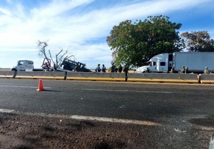 Militares se impactan contra muro de contención en autopista de Culiacán