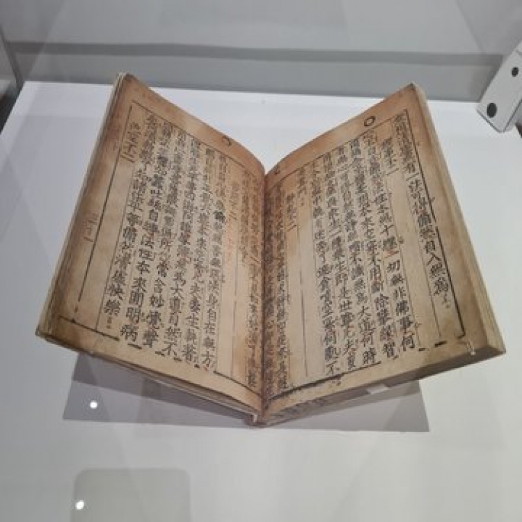 Francia expone el 'Jikji', el libro coreano impreso antes que Gutenberg creara la imprenta
