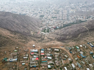 Derriban el 'Muro de la Verg&uuml;enza' de Lima; &iacute;cono de la desigualdad en Per&uacute;