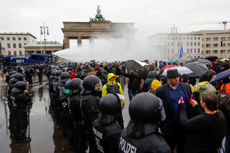 Miles protestan en Alemania contra restricciones por covid-19