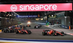 Carlos Sainz gana el GP de Singapur 2023 por ‘un pelito’; deja atrás a Verstappen y &#039;Checo&#039; Pérez