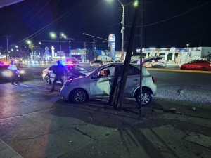 Hombre y mujer resultan heridos tras accidente automovil&iacute;stico ocurrido en la Colonia Mazatl&aacute;n