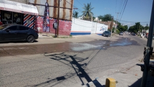 Van los de la Japac y &ldquo;le hacen al loco&rdquo;; ya no aguantan la peste del agua de drenaje en la colonia 21 de Marzo