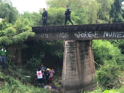Adolescente salta de puente ferroviario para evitar ser arrollado, en Culiacán