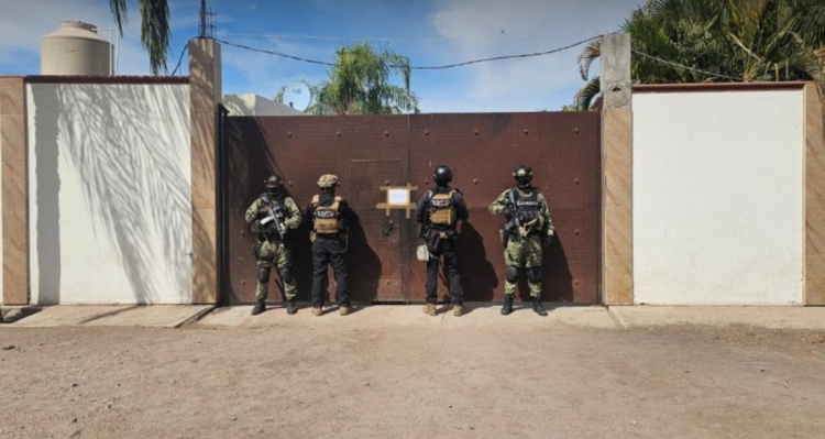 Catean viviendas usadas por el Cártel de Sinaloa y detienen a tres mujeres con fentanilo y armas