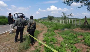 Hallan asesinados a dos jóvenes a un lado de la carretera Culiacán-Sanalona