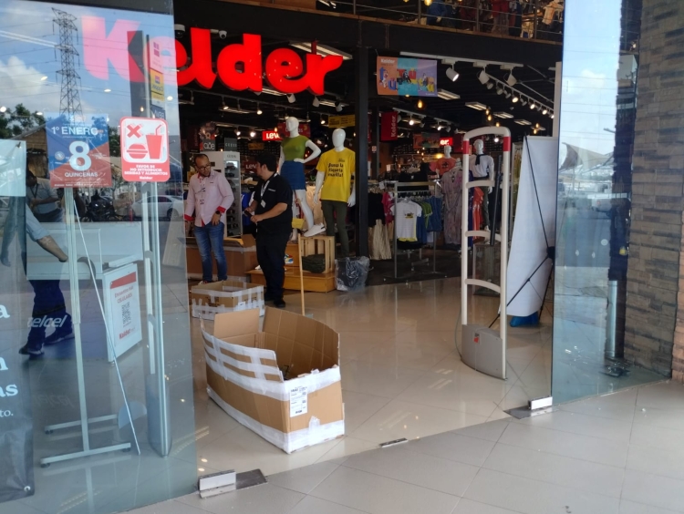 Cristalazo a zapater&iacute;a Kelder de la Plaza San Isidro de Culiac&aacute;n