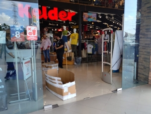 Cristalazo a zapater&iacute;a Kelder de la Plaza San Isidro de Culiac&aacute;n