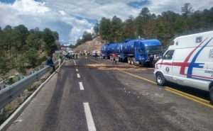 Fuerte carambola en la autopista Mazatlán - El Salto deja al menos 10 personas heridas