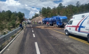Fuerte carambola en la autopista Mazatl&aacute;n - El Salto deja al menos 10 personas heridas