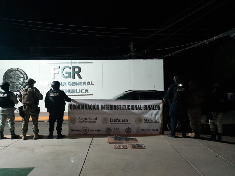 Aseguran una camioneta con impactos de arma de fuego y armas en el interior, inform&oacute; la SSP