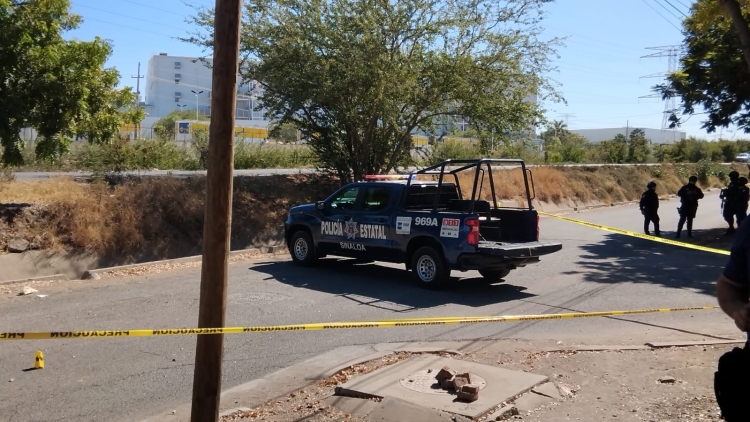 Hallan muerto a un hombre sobre un charco de sangre, a un lado del Canal 7, en Valles del Sol, en Culiac&aacute;n