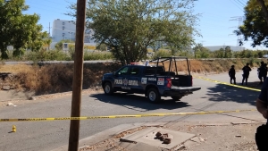 Hallan muerto a un hombre sobre un charco de sangre, a un lado del Canal 7, en Valles del Sol, en Culiac&aacute;n