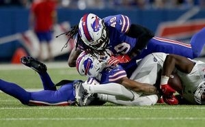 Dane Jackson de los Bills de Buffalo tuvo que salir del juego por fuerte impacto