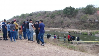 Hallan a dos hombres sin vida en canales distintos, con una hora de diferencia