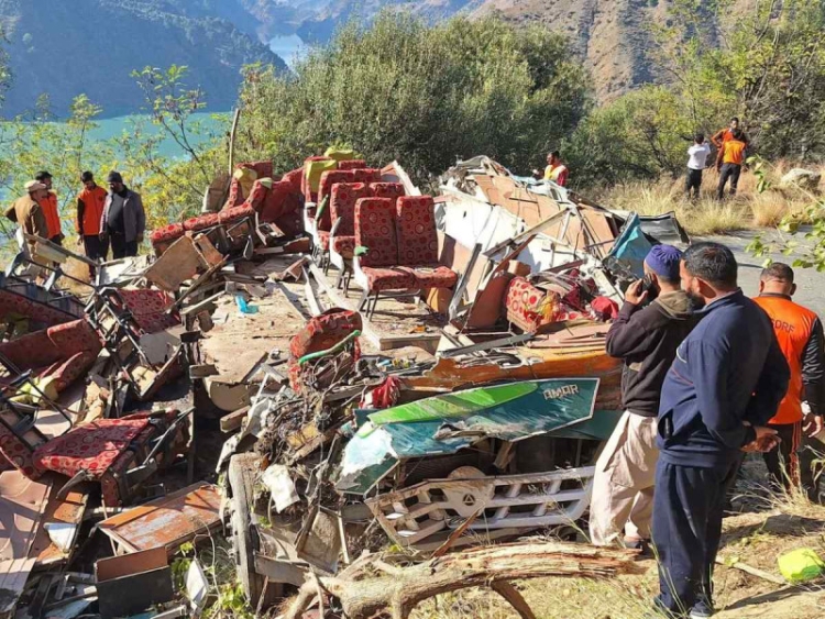 Accidente de autobús en zona montañosa de La India deja al menos 37 muertos