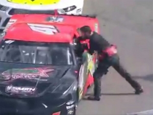Piloto de Nascar agrede a su compa&ntilde;ero en plena pista