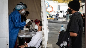 Autoridades alertan por escasez de pruebas de Covid-19; piden aislarse ante s&iacute;ntomas