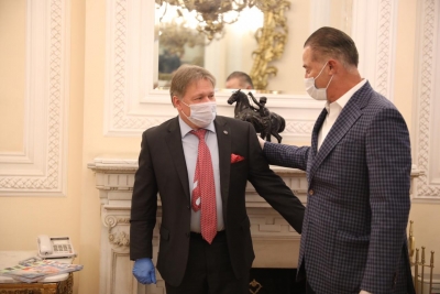 Quirino se re&uacute;ne con el embajador de Rusia para asegurar adquisici&oacute;n de vacuna COVID