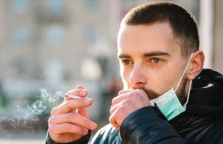 Fumadores entre la población en riesgo por Covid-19 advierte la OMS