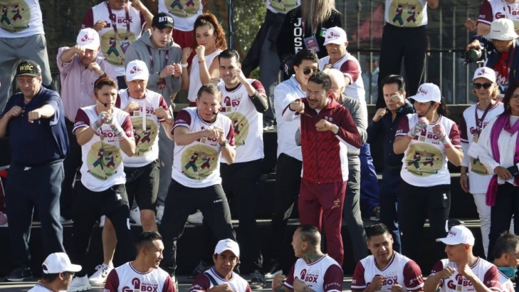 Julio C&eacute;sar Ch&aacute;vez protagoniza clase masiva de box en el Z&oacute;calo de la CDMX