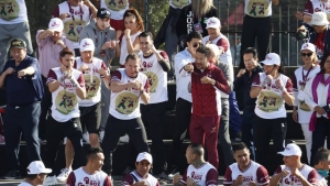 Julio C&eacute;sar Ch&aacute;vez protagoniza clase masiva de box en el Z&oacute;calo de la CDMX