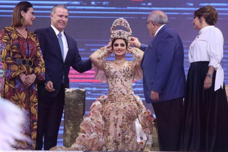 Quirino corona a Libia II, Reina del Carnaval de Mazatlán 2020