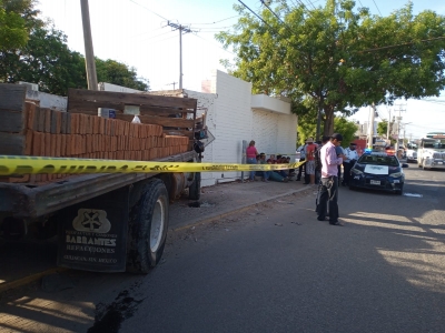 Conductor de camión ladrillero muere de infarto sobre la avenida Obregón, de Culiacán